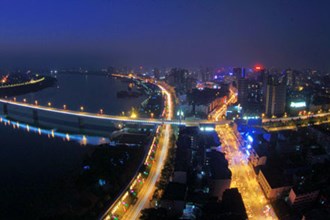 流光溢彩夜柳城