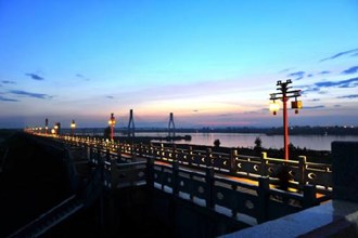 江南城區(qū)沅江風(fēng)光帶夜景