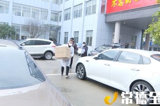 務(wù)工企業(yè)倒閉，1.5萬(wàn)只口罩充抵工資，他全捐了
