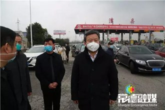 曹立軍現(xiàn)場(chǎng)督導(dǎo)疫情檢測(cè)站點(diǎn)防控排查工作