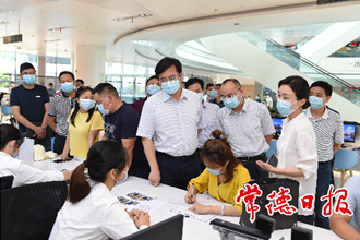 鄒文輝調(diào)研智慧城市建設(shè)和政務(wù)服務(wù)工作時(shí)要求：立足服務(wù)市民、賦能市場(chǎng)，努力打造全國(guó)一流城市大腦