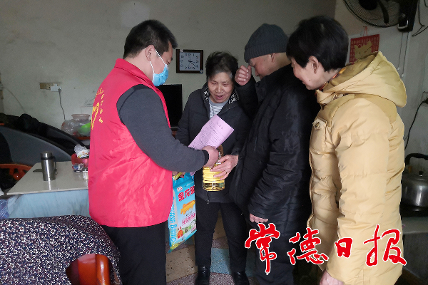 圖為肖義雄向社區(qū)困難群眾贈送春節(jié)慰問物資。_1613118686672.png