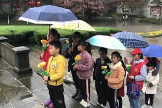 東江街道浮橋社區(qū)志愿者與社區(qū)留守兒童：常德會(huì)戰(zhàn)抗日紀(jì)念碑前祭奠英烈