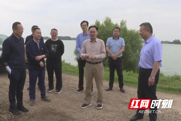 張陽查看險情處置情況.jpg