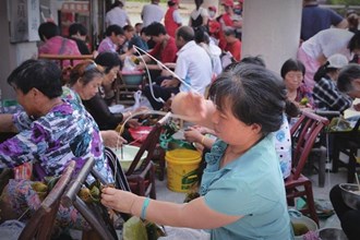 武陵區(qū)長(zhǎng)庚街道聚寶社區(qū)組織包粽子活動(dòng)
