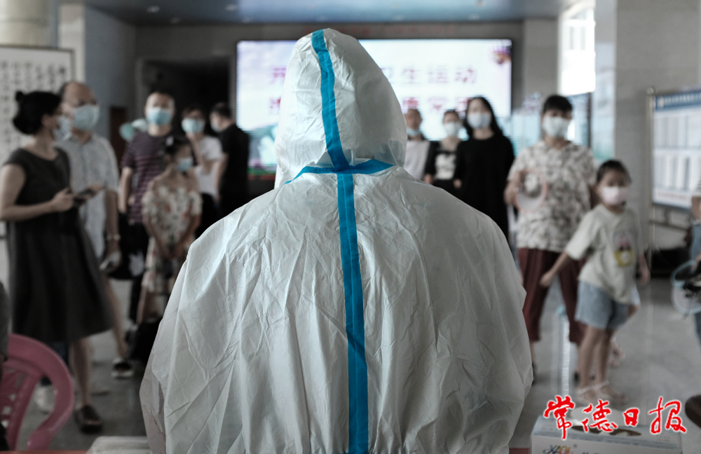 03：陳歡  排隊做核酸檢查_副本.jpg