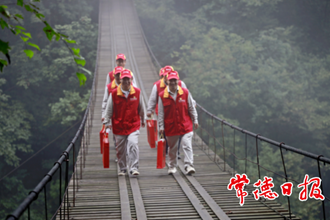 石門“電騾子”中秋前夕送“愛”忙
