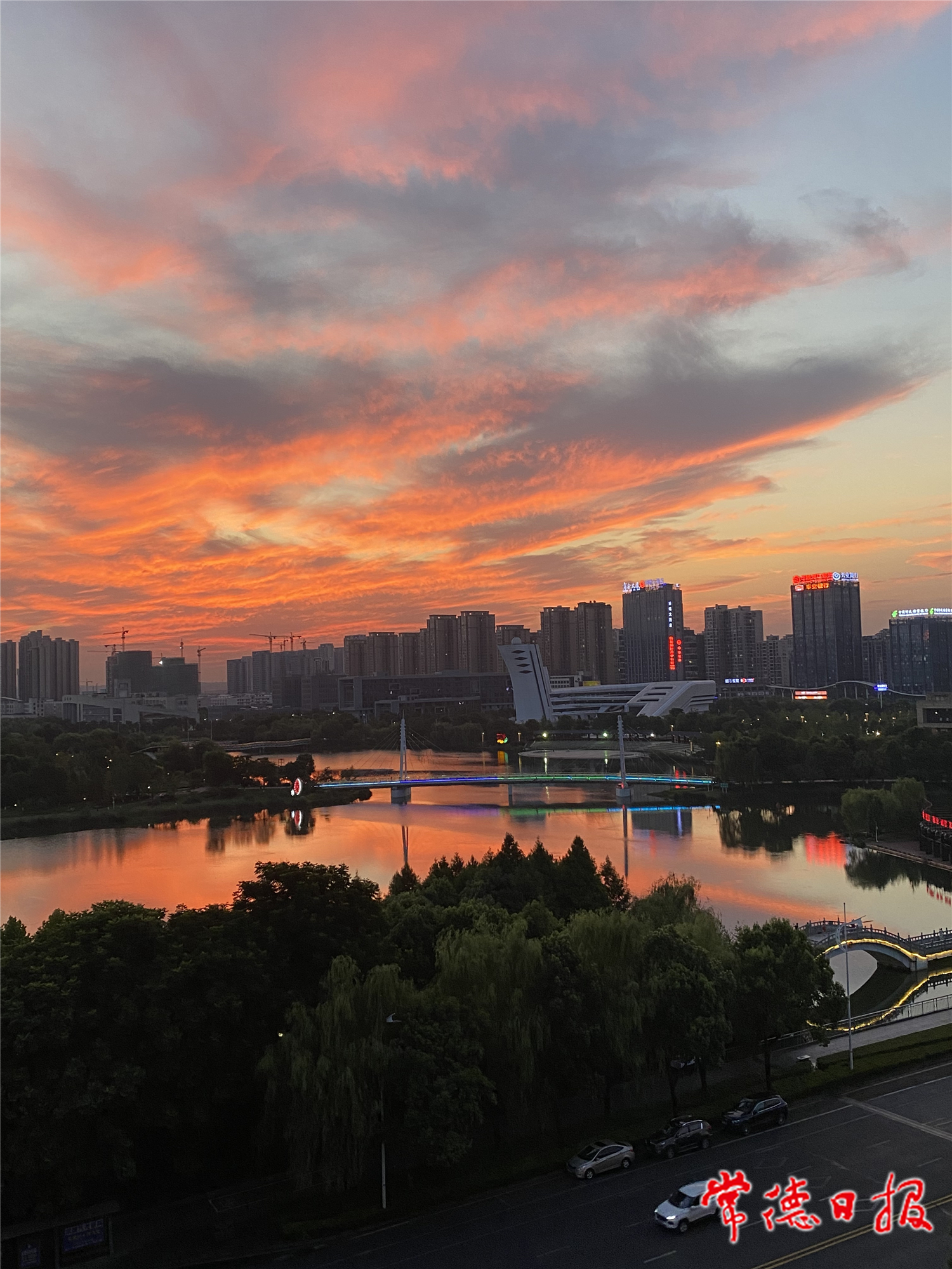 sj廖學(xué)春-火紅的城市-1.jpg