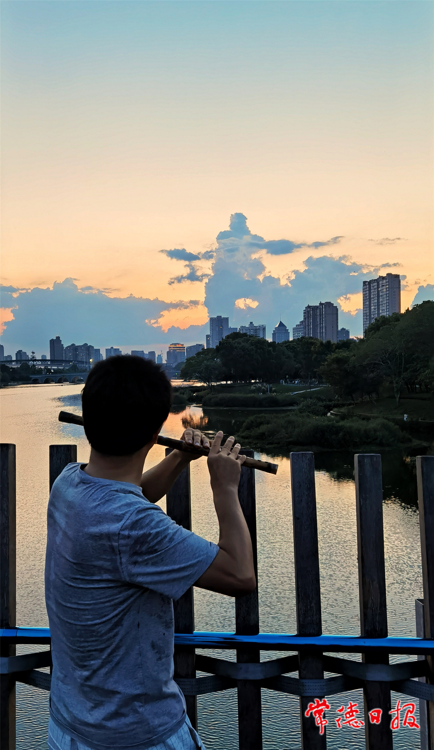 sj許厚明-笛聲悠揚(yáng)云起舞-1.jpg