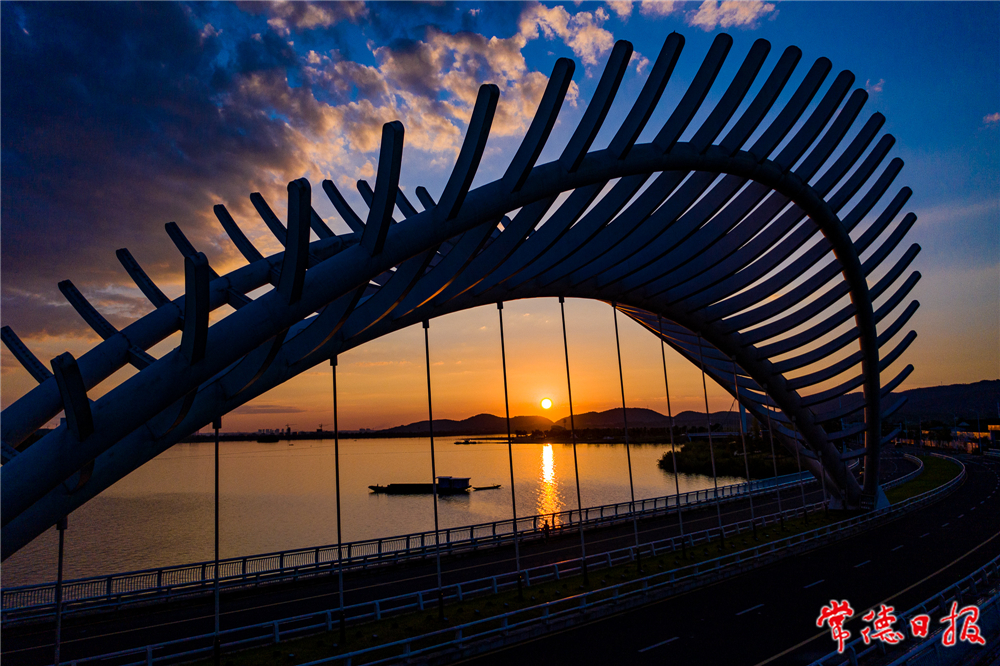 鄧軍-棧橋夕照-1.jpg