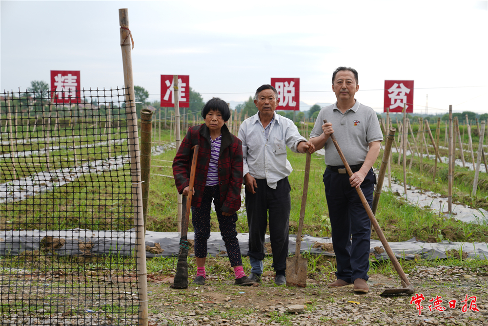 江時(shí)福（蔣家村第一書記，扶貧隊(duì)長(zhǎng)，縣自然資源局執(zhí)法大隊(duì)副隊(duì)長(zhǎng)）.jpg