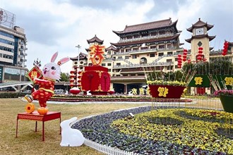 鮮花燈籠齊裝扮 紅紅火火過大年