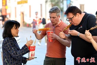【社會(huì)】外國游客品嘗常德河街美食
