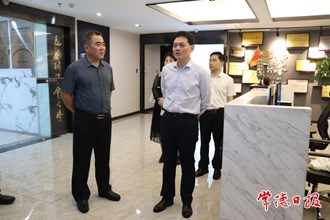 市領(lǐng)導(dǎo)走訪慰問市人大法制委委員、常委會法律顧問