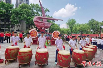 【教育】十年磨一劍 今朝試鋒芒 常德市七中校長穿狀元服為考生送祝福
