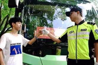 【發(fā)現(xiàn)常德之美·紅綠燈下的守護】第17期 護航高考 交警同行