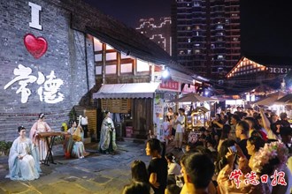 【文旅】常德河街掀起國(guó)風(fēng)民樂(lè)巡游熱潮 市民游客收獲特別驚喜