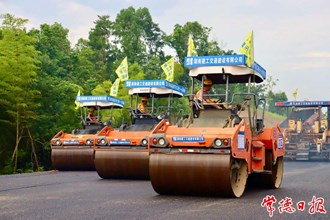 【組圖】搶抓黃金施工期 益常高速擴(kuò)容工程建設(shè)開(kāi)啟“加速度”