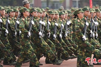 【教育】搭建模擬戰(zhàn)場，演練戰(zhàn)場救護(hù) 常德職業(yè)技術(shù)學(xué)院軍訓(xùn)展演“動真格”
