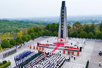 常德市舉行烈士紀(jì)念日向人民英雄敬獻(xiàn)花籃儀式