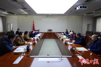周振宇就《政府工作報告》征求老干部意見與建議