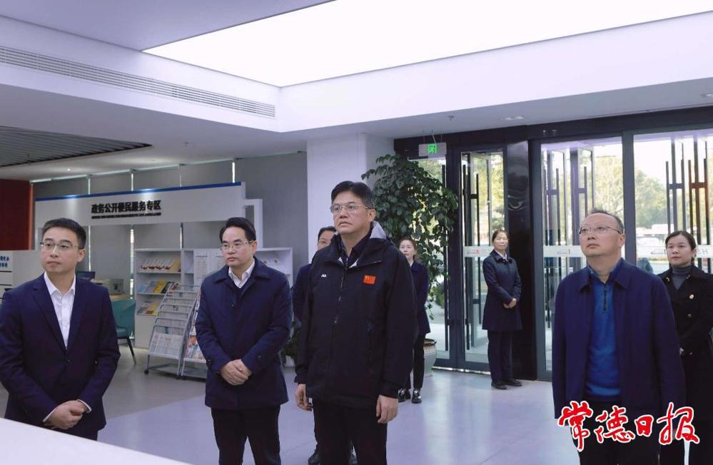 羅毅君在漢壽縣政務(wù)中心調(diào)研