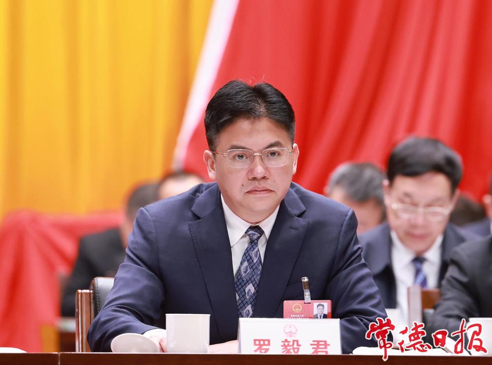 羅毅君出席會(huì)議