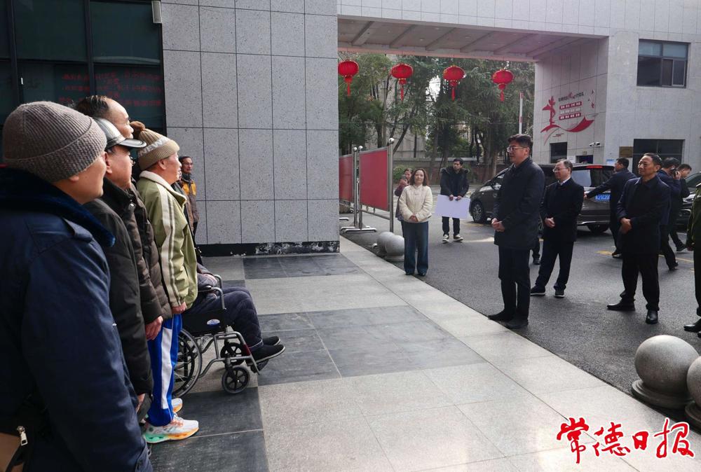 市委書記羅毅君，市委副書記、市長周振宇在市軍隊離退休干部休養(yǎng)所走訪慰問