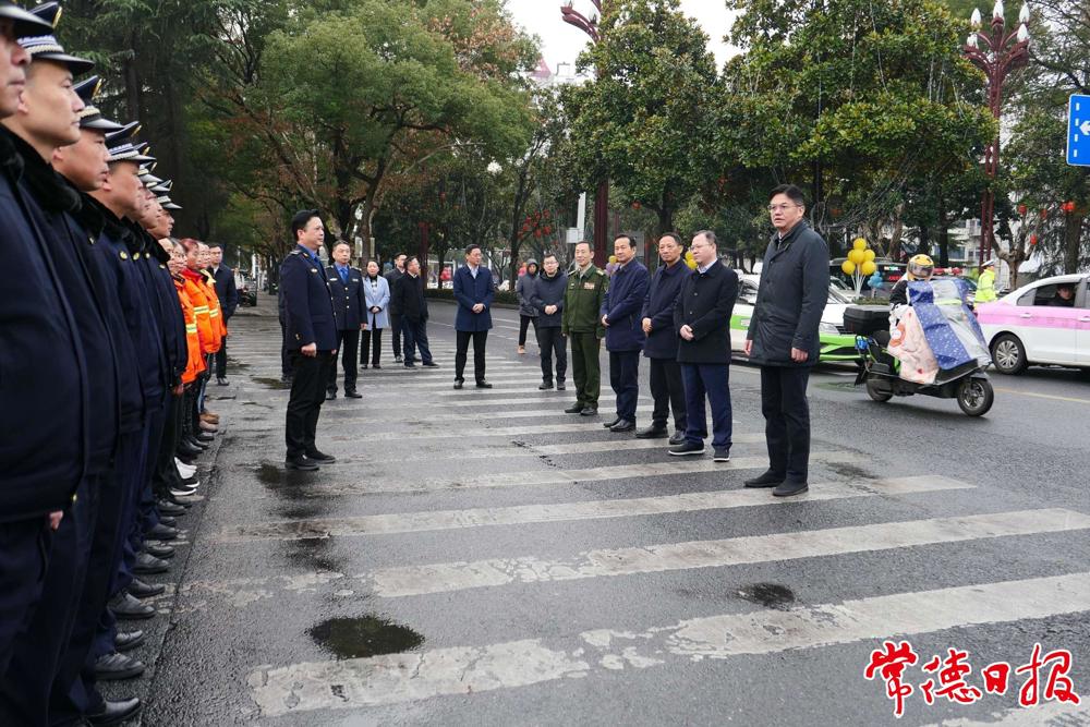 市委書記羅毅君，市委副書記、市長周振宇看望慰問一線城管、環(huán)衛(wèi)工作者