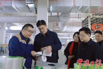 羅毅君督導(dǎo)檢查安全生產(chǎn)、值班值守等工作并看望慰問一線勞動者