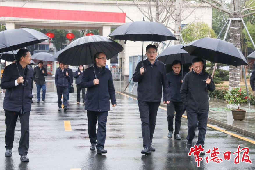 市委書記羅毅君（右三）在常德市第十一中學(xué)調(diào)研