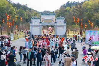 【組圖】“人山人?！蹦Ｊ匠掷m(xù)！桃花源景區(qū)人氣爆棚