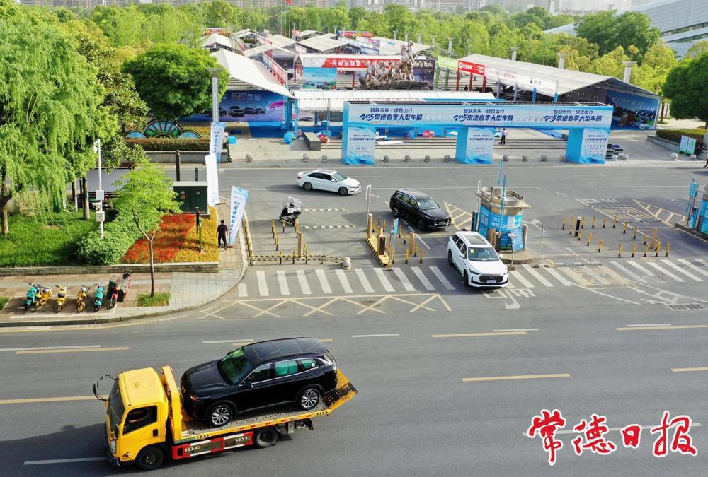 車展閉幕后，各品牌車輛有序撤展