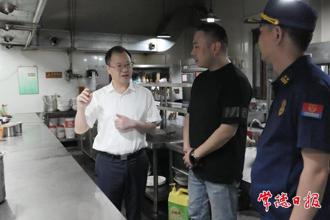 周振宇在武陵區(qū)督導(dǎo)檢查安全生產(chǎn)和市場保供工作時強調(diào)：聚焦安全保供 護航平安假期